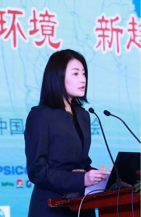 宗馥莉“接棒”后首次公开亮相