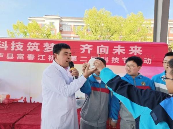 用脸盆爆改扬声器听“凤凰传奇”!浙江这位科学老师火了 用脸盆爆改扬声器听“凤凰传奇”!浙江这位科学老师火了