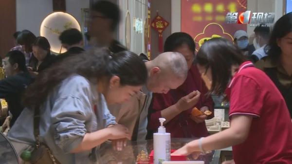 涨涨涨,创历史新高!年轻人成消费主力 涨涨涨,创历史新高!年轻人成消费主力