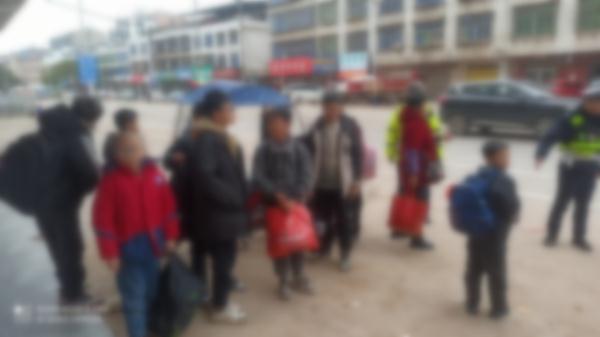 7座“黑校车”挤下13人！重罚！