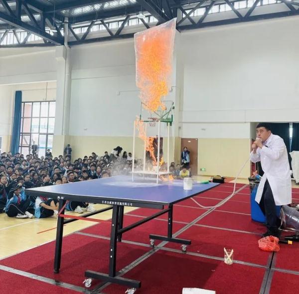 用脸盆爆改扬声器听“凤凰传奇”!浙江这位科学老师火了 用脸盆爆改扬声器听“凤凰传奇”!浙江这位科学老师火了