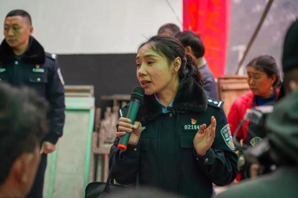 警中“铁娘子” 让“枫”警铿锵绽放