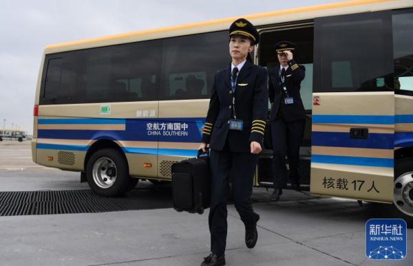 新华全媒＋丨冲上云霄吧！蓝天并蒂花