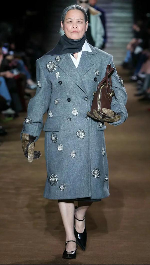 广西70岁退休阿姨受邀在巴黎时装周走秀 广西70岁退休阿姨受邀在巴黎时装周走秀