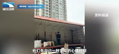 女生搬家叫来7.6米长货车,傻眼!网友:不拆几堵墙走都对不起这车 女生搬家叫来7.6米长货车,傻眼!网友:不拆几堵墙走都对不起这车