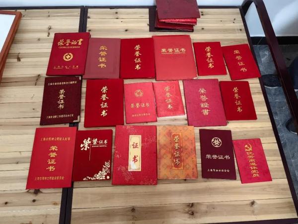 家人相继离世，上海阿姨选择为陌生人花钱如流水，她说这不是“傻”