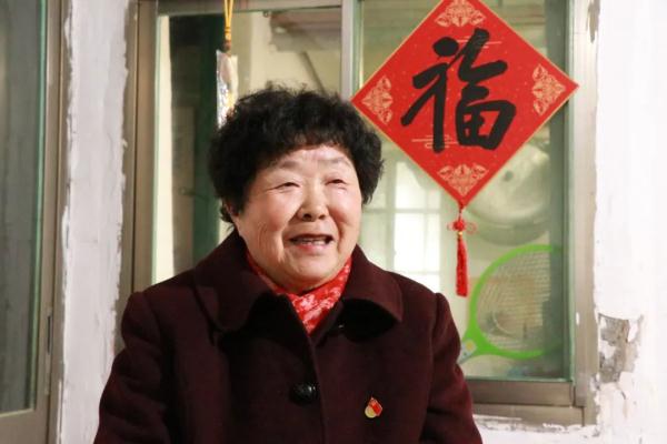 家人相继离世，上海阿姨选择为陌生人花钱如流水，她说这不是“傻”