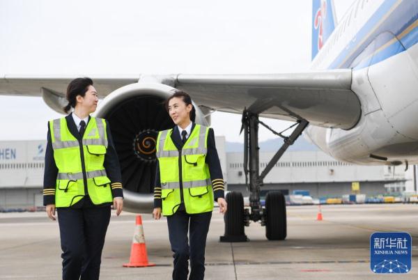 新华全媒＋丨冲上云霄吧！蓝天并蒂花