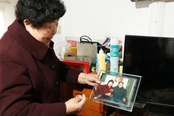 家人相继离世，上海阿姨选择为陌生人花钱如流水，她说这不是“傻”