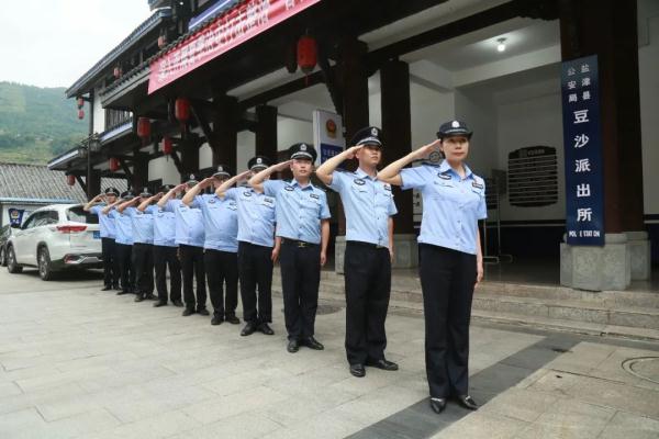 警中“铁娘子” 让“枫”警铿锵绽放