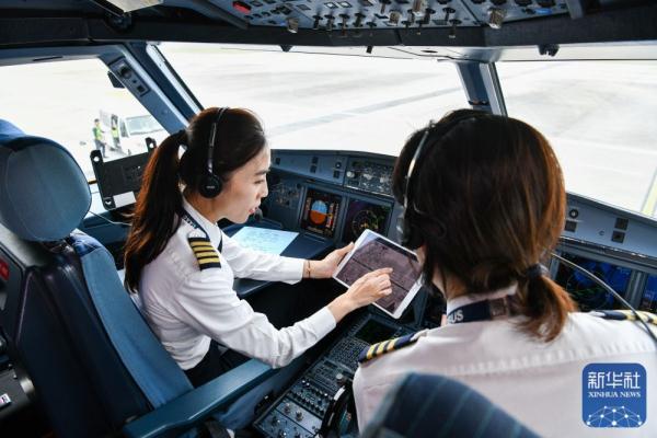 新华全媒＋丨冲上云霄吧！蓝天并蒂花