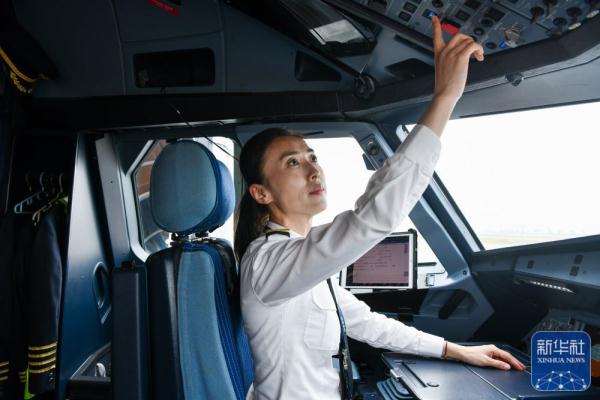 新华全媒＋丨冲上云霄吧！蓝天并蒂花