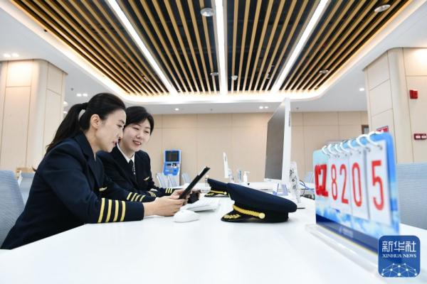 新华全媒＋丨冲上云霄吧！蓝天并蒂花