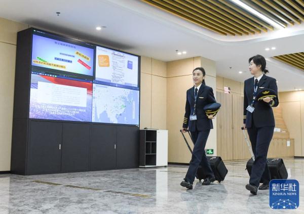 新华全媒＋丨冲上云霄吧！蓝天并蒂花