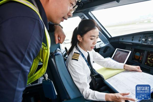 新华全媒＋丨冲上云霄吧！蓝天并蒂花