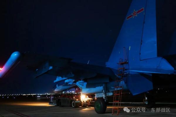 战机轰鸣！空军航空兵某旅开展夜间实战化训练
