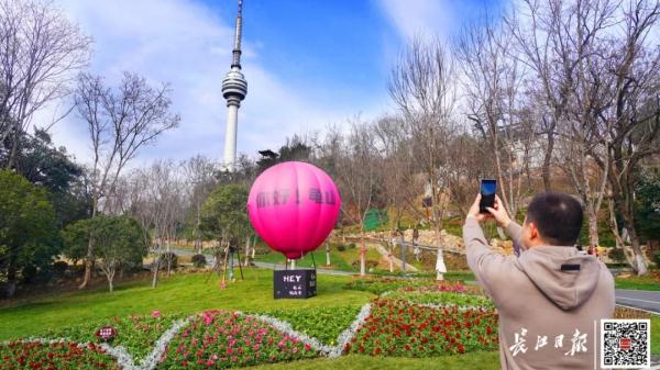 这一幕刷屏了！今天武汉人都在发朋友圈……