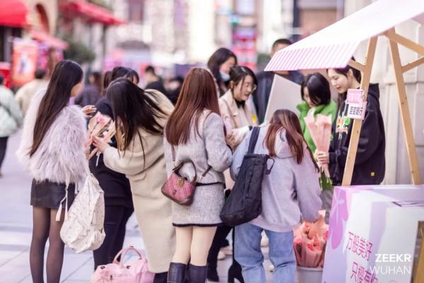 这一幕刷屏了！今天武汉人都在发朋友圈……
