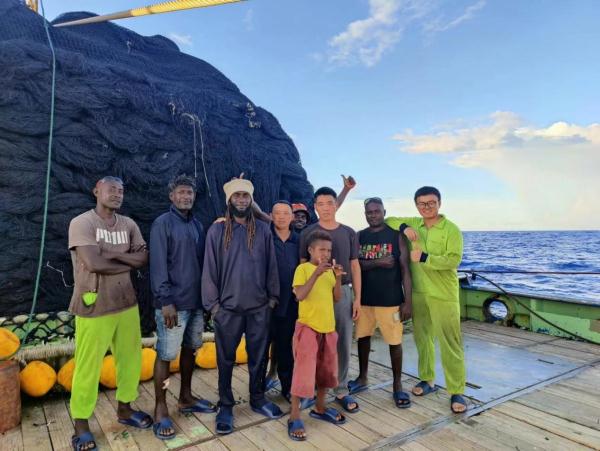 “海上漂流37天”被中国渔船搭救，他们手写感谢信