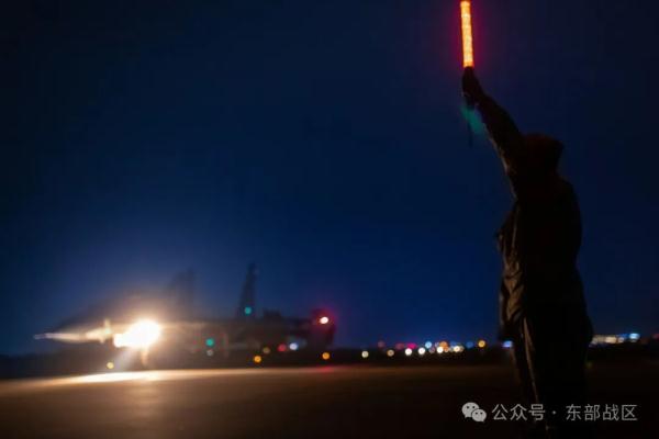 战机轰鸣！空军航空兵某旅开展夜间实战化训练
