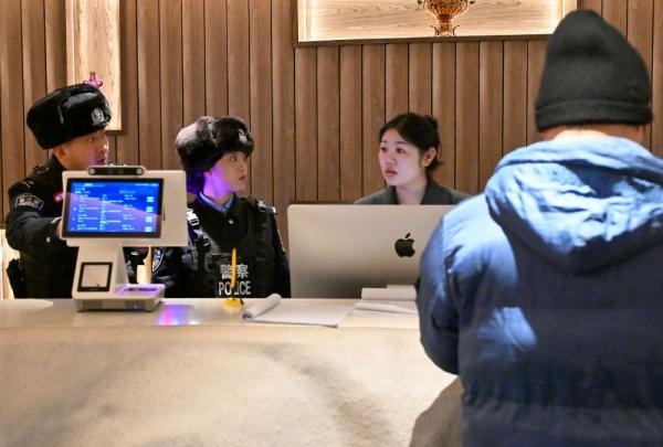 村里来了个女警叫小芳