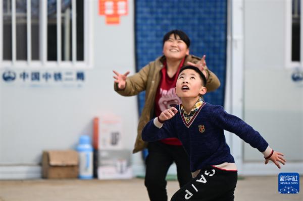 会上，这位人大代表突然拿出两张设计图！