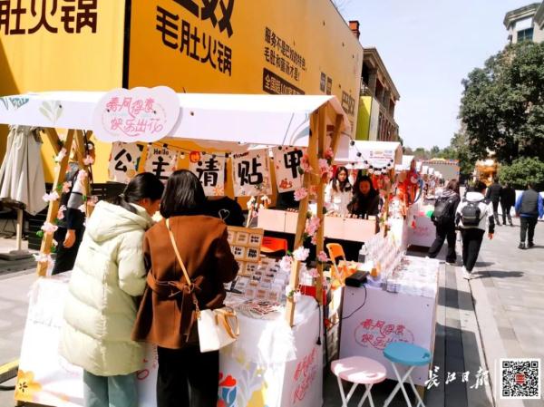 这一幕刷屏了！今天武汉人都在发朋友圈……