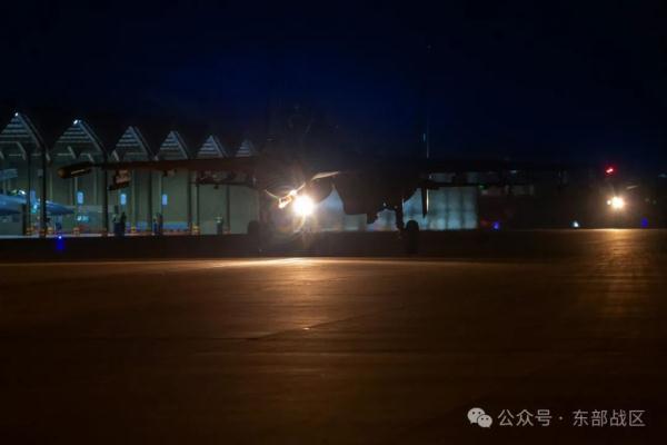 战机轰鸣！空军航空兵某旅开展夜间实战化训练