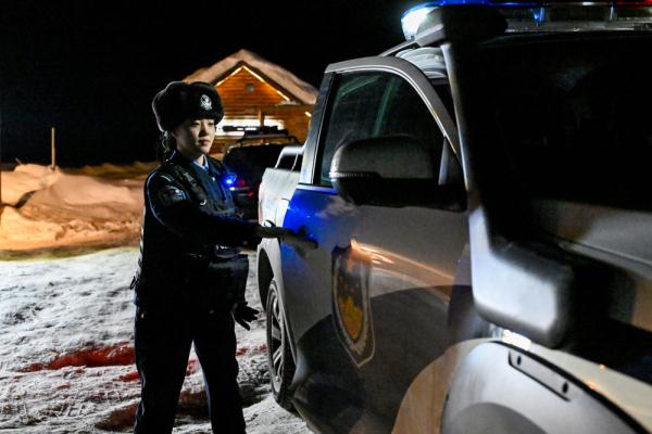 村里来了个女警叫小芳