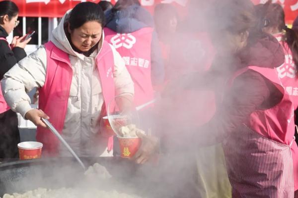 会上，这位人大代表突然拿出两张设计图！