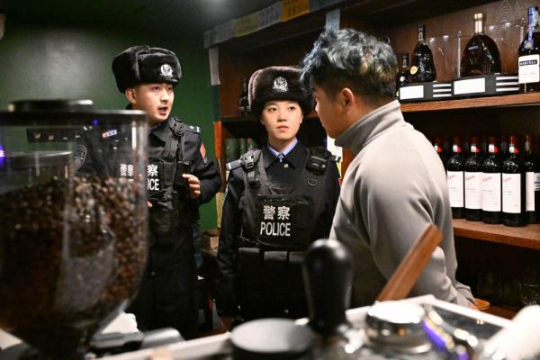 村里来了个女警叫小芳