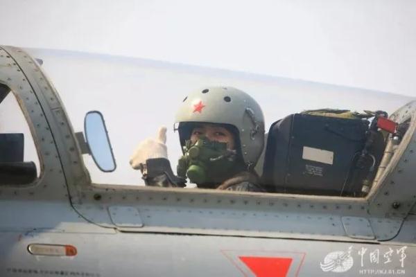 全国两会上，空军三代女飞“同框”太飒了！