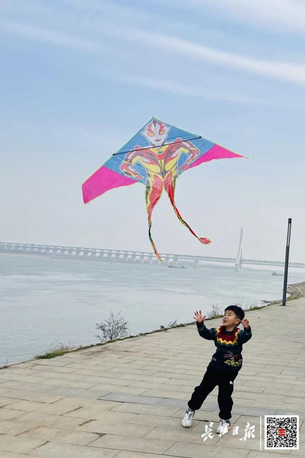 这一幕刷屏了！今天武汉人都在发朋友圈……