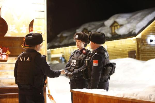 村里来了个女警叫小芳