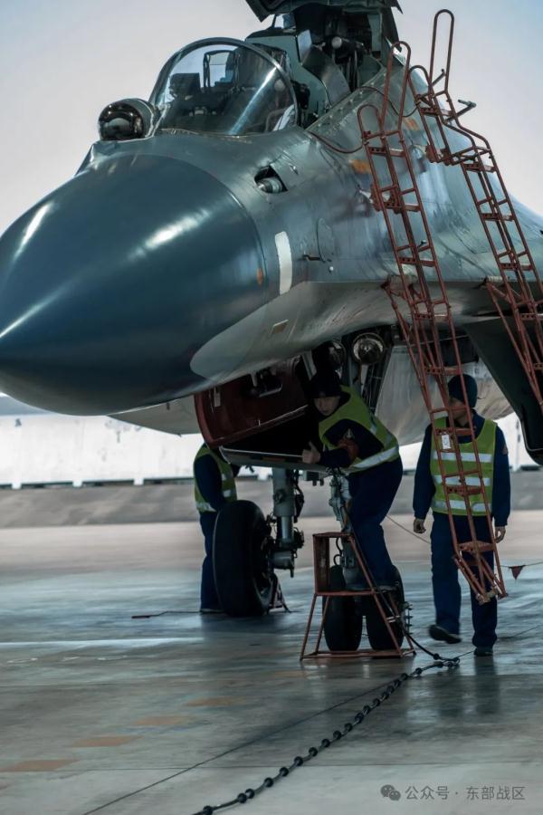 战机轰鸣！空军航空兵某旅开展夜间实战化训练