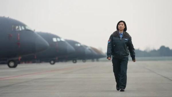 全国两会上，空军三代女飞“同框”太飒了！