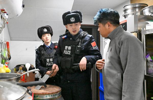 村里来了个女警叫小芳