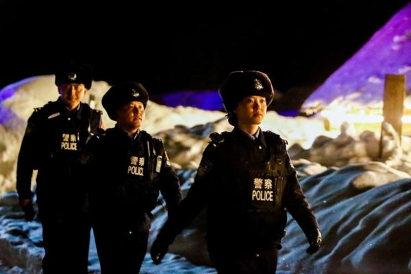 村里来了个女警叫小芳