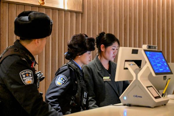 村里来了个女警叫小芳