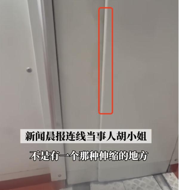 女子早高峰挤地铁，平板电脑变"曲面屏"！站这里不安全 