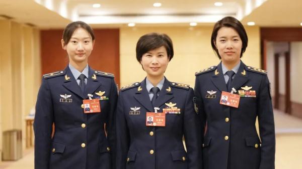 全国两会上，空军三代女飞“同框”太飒了！