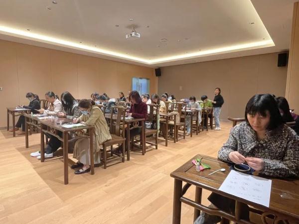 上海人专门定闹钟，峰时73万人在线！最快4秒就抢光...网友：还能捡漏吗？解答→