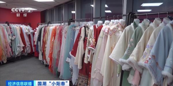 预约火爆！订单不断！“国潮风”席卷海内外，有主播几小时卖出上万单→