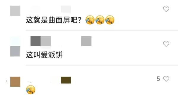 女子早高峰坐地铁，平板电脑成了“曲面屏”……