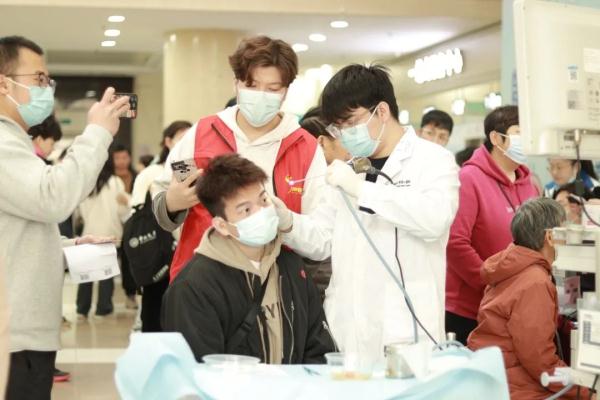 快住手！男子经常掏耳朵，10年后竟长出了癌……