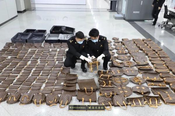 “1人带316个LV包入境”，被查！海关罚没物品都去哪了？