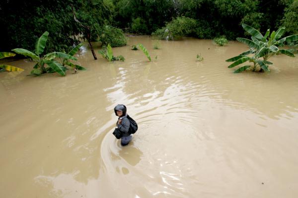 印度尼西亚中爪哇省：洪水来袭