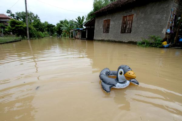 印度尼西亚中爪哇省：洪水来袭