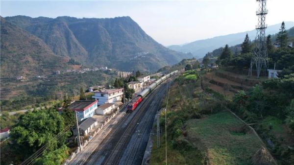 乘着火车去卖菜，“慢火车”拉来“幸福甜”