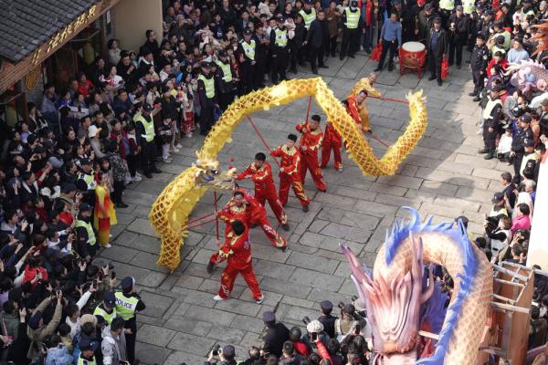 杭州瓶窑古镇开启“二月二祥龙闹春”民俗踩街活动